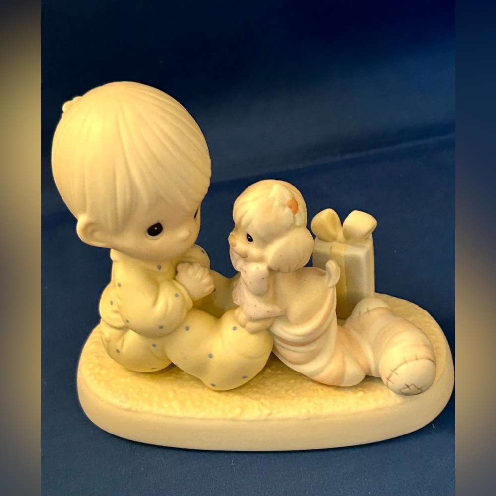 1987 Precious Moments Figurine "The Greatest Gift Is A Friend" #109231